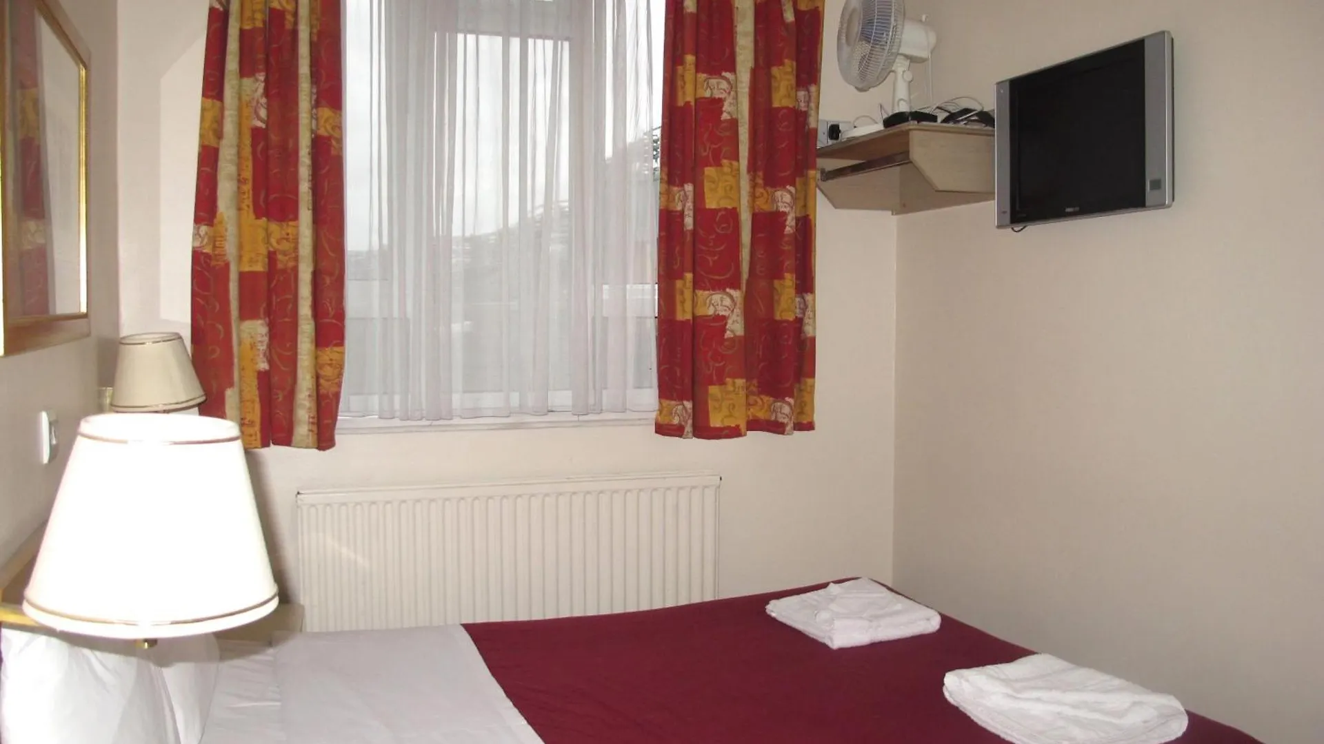 Where to Stay Near Diana Fountain: 4 Cheap London Hotels