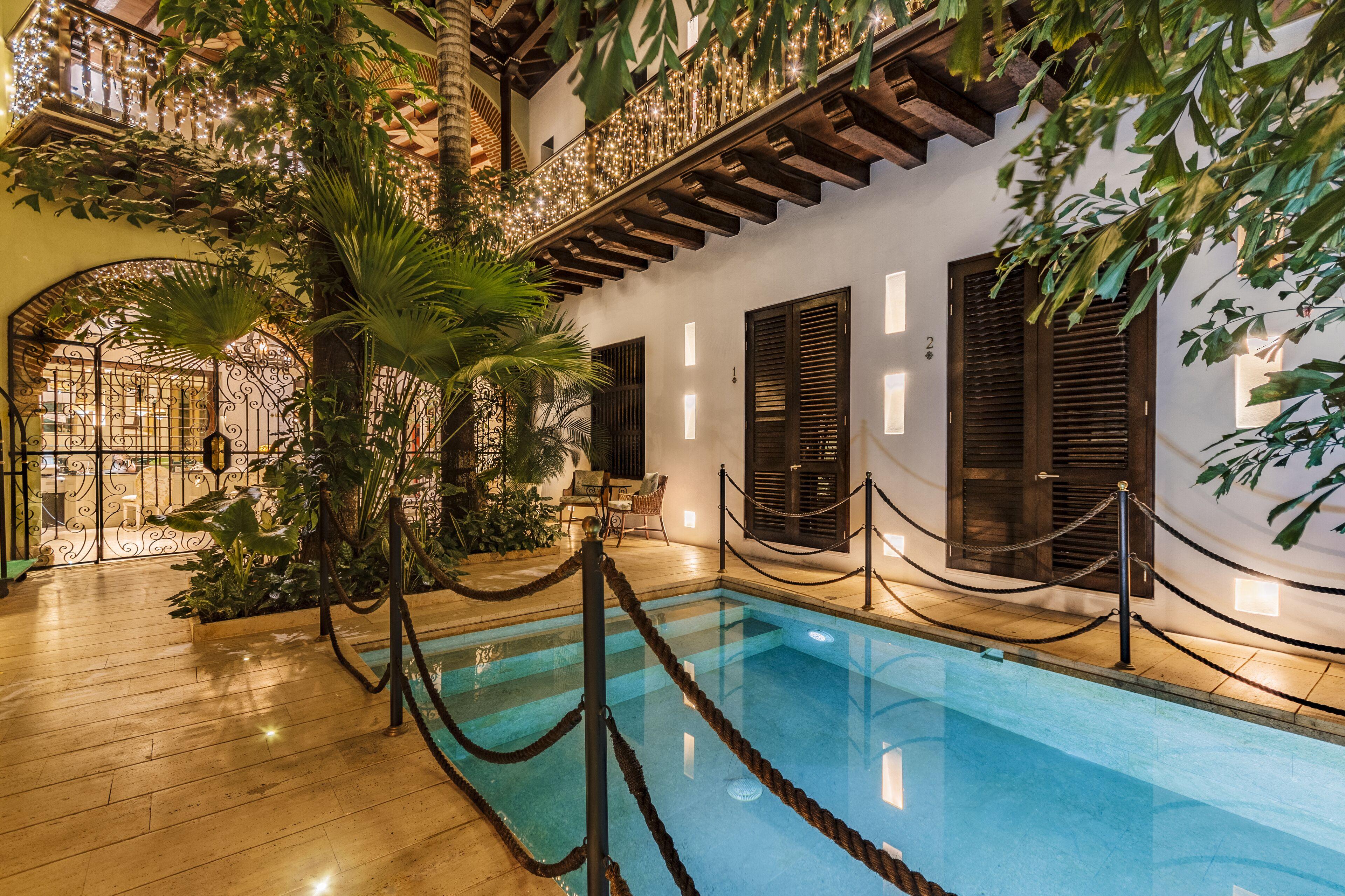 15 Airport Hotels Close to San Felipe de Barajas Castle
