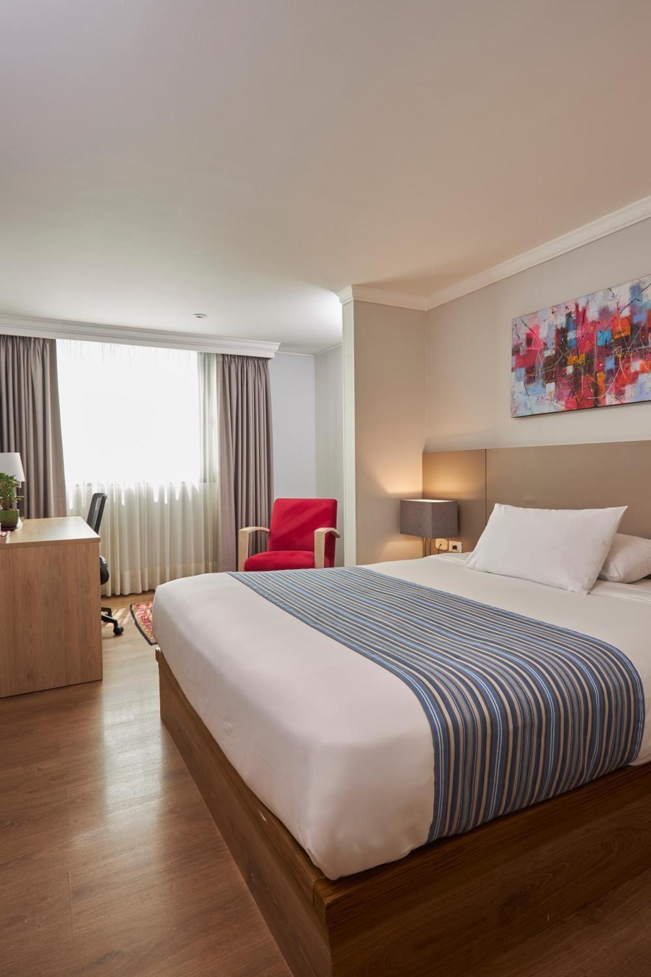 10 Business Hotels Near El Virrey Park Worth Booking