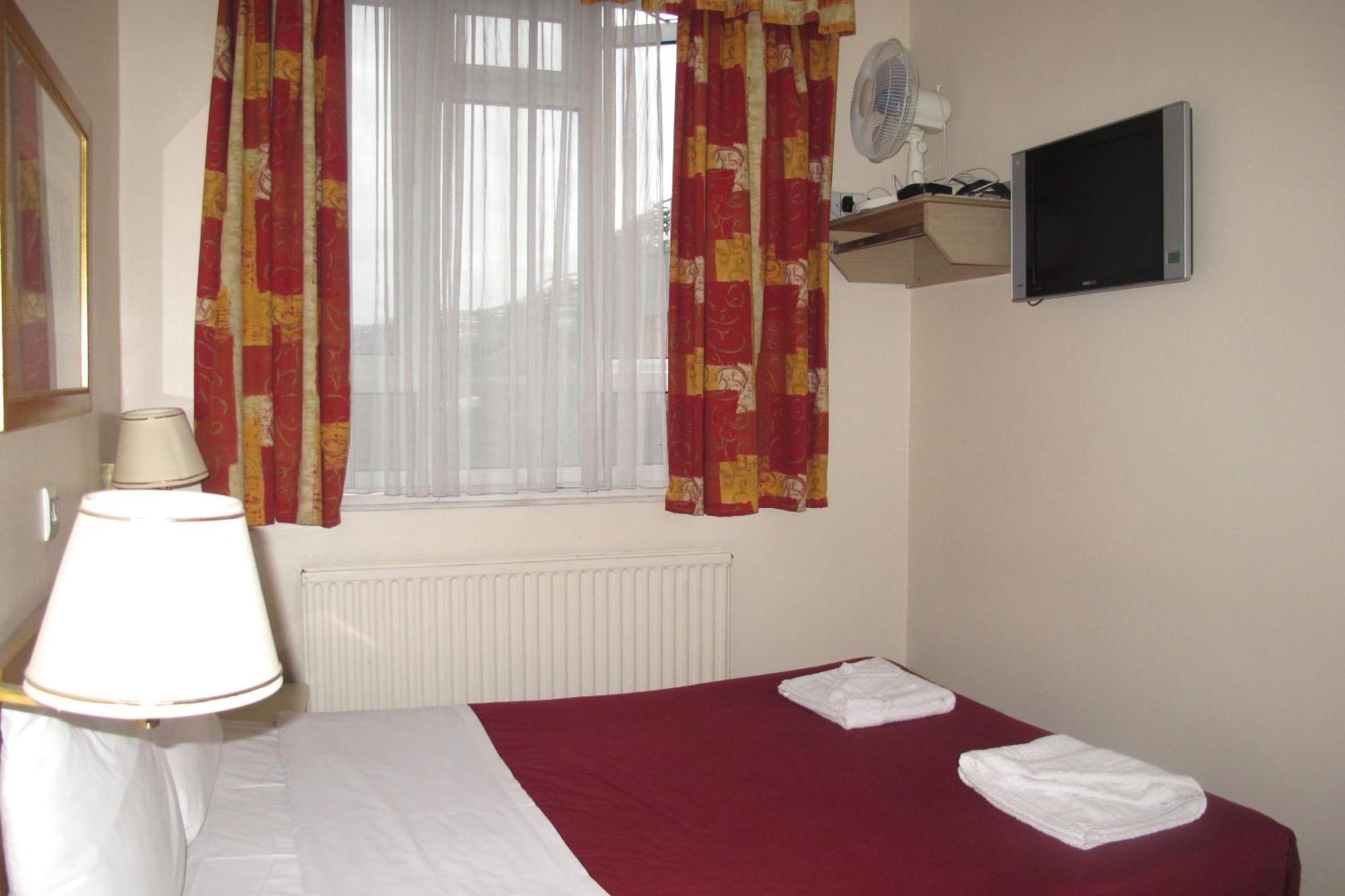 Where to Stay Near Diana Fountain: 4 Cheap London Hotels